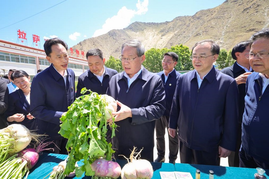 Perdana Menteri China, Li Qiang, juga ahli Jawatankuasa Tetap Biro Politik Jawatankuasa Pusat Parti Komunis China,  melawat industri pertanian dan penternakan Xizang serta institut biologi dataran tinggi di zon demonstrasi pertanian moden di Lhasa, Wilayah Autonomi Xizang barat daya China, pada 19 Julai 2025. (Xinhua/Liu Bin)